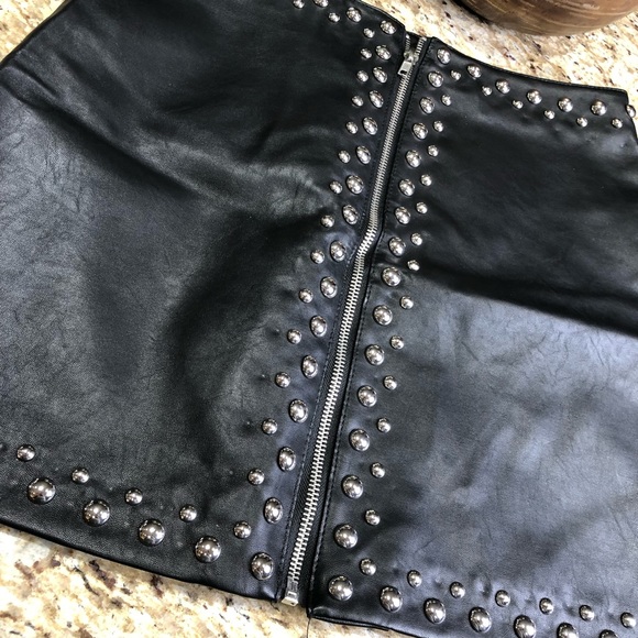 F21 VEGAN LEATHER ZIPPER FRONT STUD SKIRT Black Medium - Picture 3 of 6